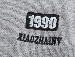 Détail de maille côtelée grise avec broderies 1990 et XIAOZHAINY de haute qualité