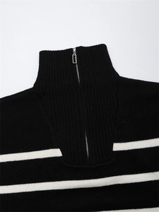 Détail du pull rayé pour femme avec fermeture éclair argentée et col montant en maille