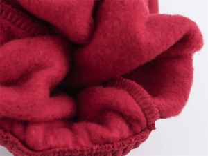 Dettaglio della fodera in pile rosso con cuciture precise per calore e comfort
