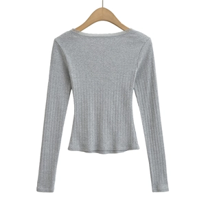 T-shirt ajusté gris clair à manches longues côtelé avec bordure en dentelle au col U