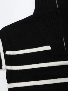 Détail du col zippé et du tricotage côtelé sur le pull à rayures horizontales