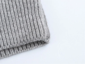 Détail du tissu en maille grise montrant la texture côtelée verticale et la matière douce