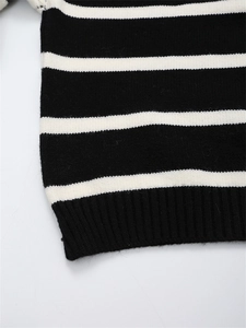 Gros plan d'un pull en maille à rayures noires et blanches avec bord-côte
