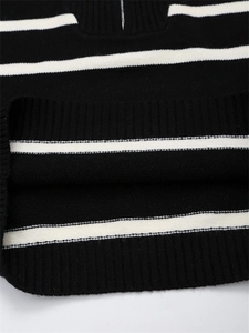 Gros plan du pull en maille rayé noir et blanc avec fermeture éclair en métal argenté