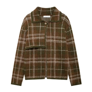 Détail d'un cardigan en maille à carreaux marron et vert avec col à revers et ourlet