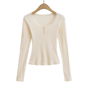Haut chic en tricot à manches longues avec dentelle, col en U et boutons en beige
