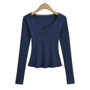 T-shirt manches longues côtelé bleu marine avec dentelle et col en U boutonné