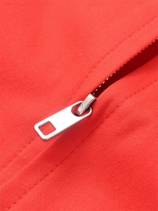 Vista dettagliata della cerniera in metallo argento e del tessuto rosso di questo bomber