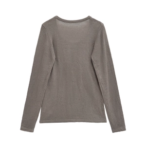 Vista posteriore di un maglione a maglia fine a maniche lunghe con girocollo color taupe