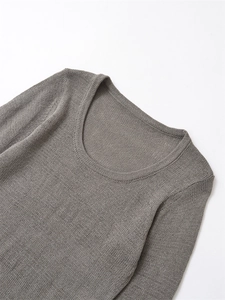 Dettaglio della trama a maglia fine e del girocollo di questo maglione invernale tortora