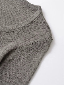 Dettaglio di un maglione grigio in maglia fine che mostra trama e scollatura
