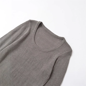 Maglione invernale da donna a girocollo in maglia grigio scuro con dettagli a costine