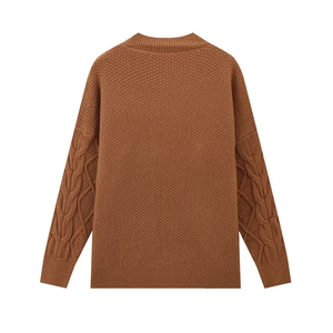 Details von Zopfstrickärmeln und Strukturmuster an einem braunen Pullover