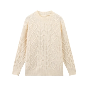 Nahaufnahme des cremefarbenen Strickpullovers mit Zopfmuster und weicher Textur