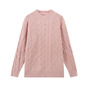 Detaillierte Makroansicht der Zopf- und Rautenmuster auf dem rosa Strickpullover