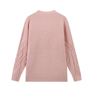 Rückansicht eines rosa Strickpullovers mit Zopfmustern an den Ärmeln und gerippten Säumen