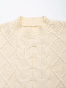 Nahaufnahme von cremefarbenem Strickpullover mit Rundhalsausschnitt und Zopfmuster