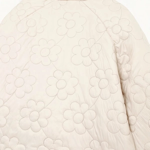 Damen Winterjacke in Weiß mit elegantem Blumen-Steppmuster und schickem Stehkragen