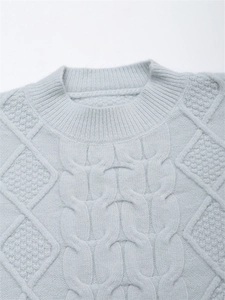 Detailansicht hellblauer Zopfstrickpullover mit weichen Mohair-Wolltexturen und Muster
