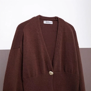 Cardigan da donna in maglia marrone scuro con scollo a V e bottone dorato unico