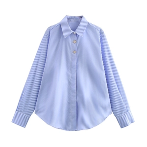 Chemise en lin à rayures bleues verticales pour femmes avec boutons en métal et coupe ample