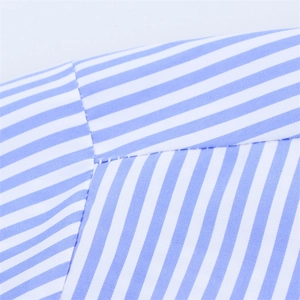 Gros plan détaillé des coutures soignées et du tissu en coton à rayures bleues