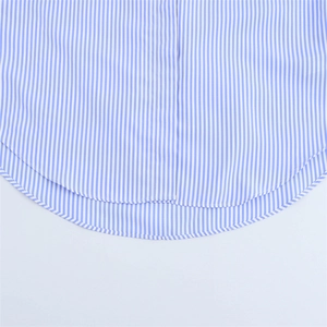 Gros plan détaillé de la chemise en lin à rayures bleues avec ourlet arrondi et coutures fines