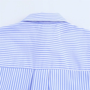Détails du col de chemise rayé bleu et blanc classique et texture du tissu en coton