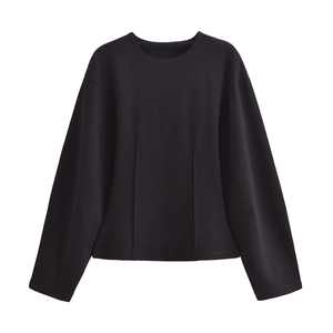 Détail du sweat-shirt noir à col rond avec coutures verticales et texture ferme