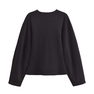 Détail d'un sweat-shirt noir minimaliste avec une texture de tissu de haute qualité