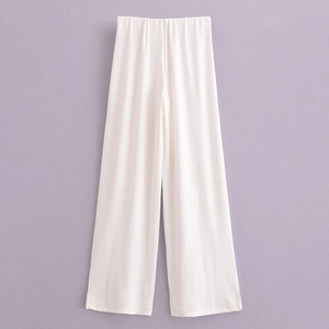 Vue détaillée du pantalon blanc taille haute avec des fentes latérales élégantes