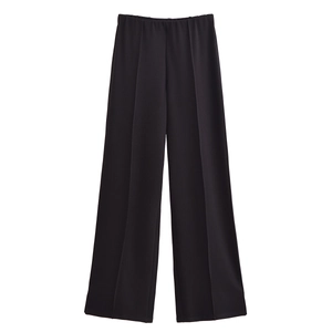 Détail du pantalon large noir avec taille haute élastique et pli central marqué