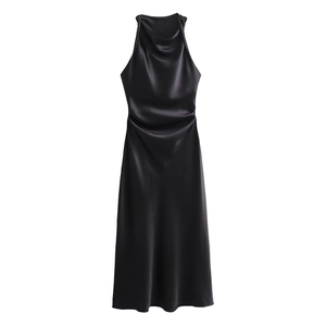 Elegante vestido largo de satén negro sin mangas con cuello drapeado y pliegues laterales