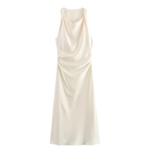 Detail eines Satin-Kleides in Champagner mit Wasserfall-Ausschnitt und Taillen-Raffung