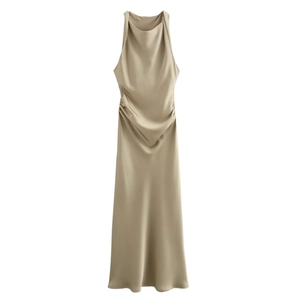 Elegante vestido largo de satén champán con cuello drapeado y detalles de pliegues laterales