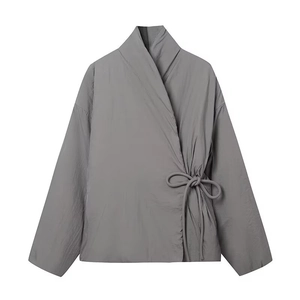 Chaqueta gris cruzada estilo kimono con lazo ajustable en la cintura y corte holgado