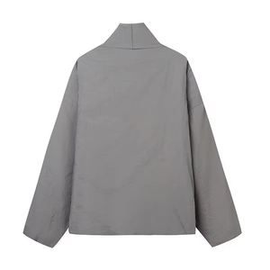 Chaqueta moderna gris con cuello alto, corte holgado, manga larga y tejido sintético