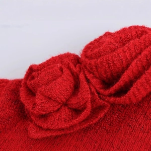 Rote Strickjacke mit V-Ausschnitt und handgefertigten 3D-Blumen in detaillierter Nahaufnahme
