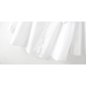 Camicia bianca minimalista a maniche lunghe con dettagli bottoni e trama di tessuto pregiato