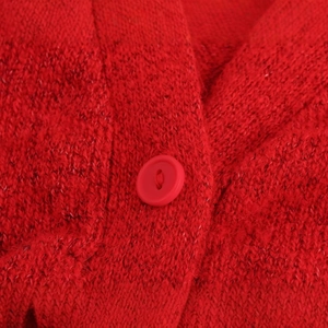 Rote Strickjacke mit V-Ausschnitt, strukturierten 3D-Blumen und passenden Rundknöpfen