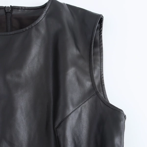 Detailansicht von Rundhalsausschnitt und Reißverschluss am schwarzen PU-Lederkleid