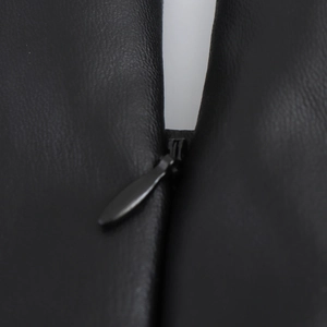 Detailaufnahme des verdeckten Reißverschlusses am schwarzen Kleid aus Kunstleder