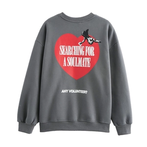 Felpa grigio scuro con stampa Cupido cuore rosso e scritta Searching For A Soulmate