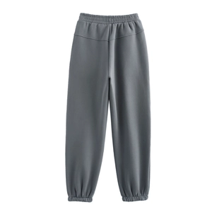 Dettaglio dei pantaloni sportivi grigi con elastico in vita e tessuto di cotone