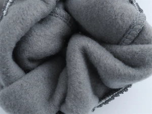 Dettaglio della fodera in pile grigio che mostra la morbida texture e le cuciture