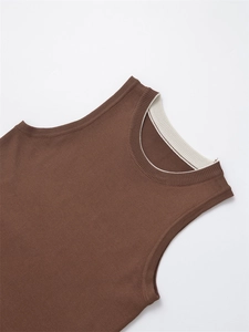 Detailaufnahme eines braunen Strickoberteils mit kontrastierendem cremefarbenem Kragen