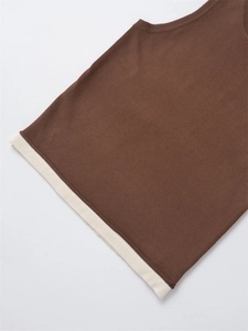 Nahaufnahme braunes ärmelloses Strickoberteil mit cremefarbenem Saum und Rippstrick-Details
