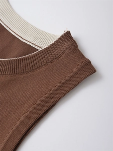 Detail der Strickweste mit dunkelbraunem Stoff und cremefarbener Kontrastnaht im Detail