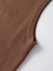 Detailaufnahme der braunen Stricktextur und hochwertige Verarbeitung der Saumkanten