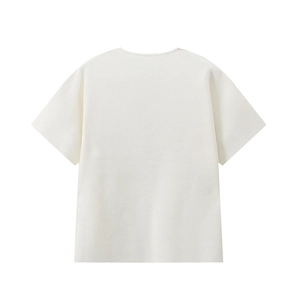 Vista posteriore di un top in maglia bianca a maniche corte con trama liscia